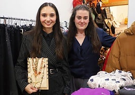 Roxana y Claudia organizan el mercado efímero en Burgos.