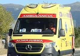 Imagen de archivo de una ambulancia por una carretera.