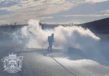 Muere un motorista al chocar con una furgoneta en un pueblo de Burgos y arder su moto