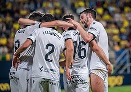 Jugadores del Burgos CF durante su partido en Cádiz