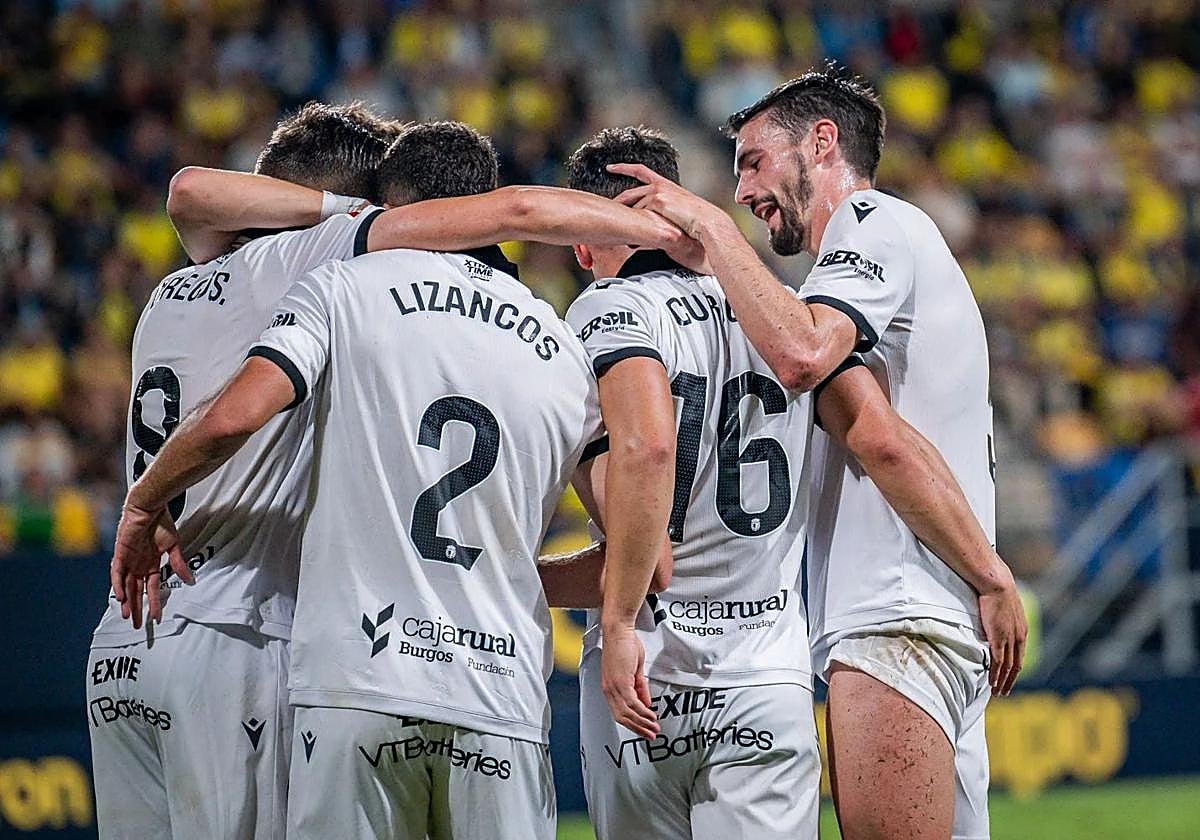 Jugadores del Burgos CF durante su partido en Cádiz