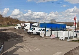 Cruce de la carretera a Castil de peones con la N-12o en Villafranca Montes de Oca.