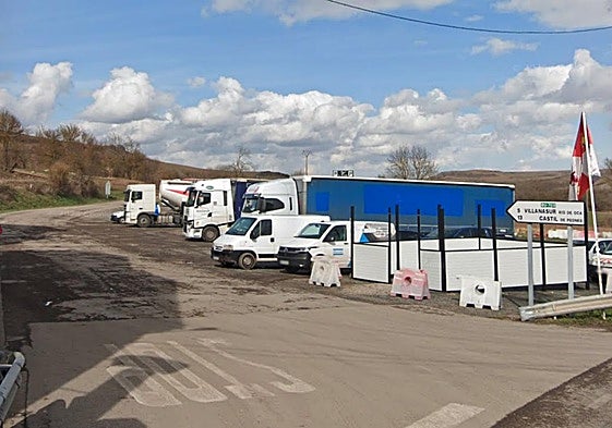 Cruce de la carretera a Castil de peones con la N-12o en Villafranca Montes de Oca.