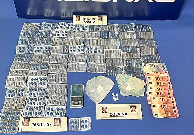 Pastillas y cocaína intervenidos en el registo de los locales.