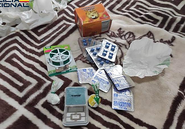 Pastillas de viagra y cocaína incautadas durante el registro.