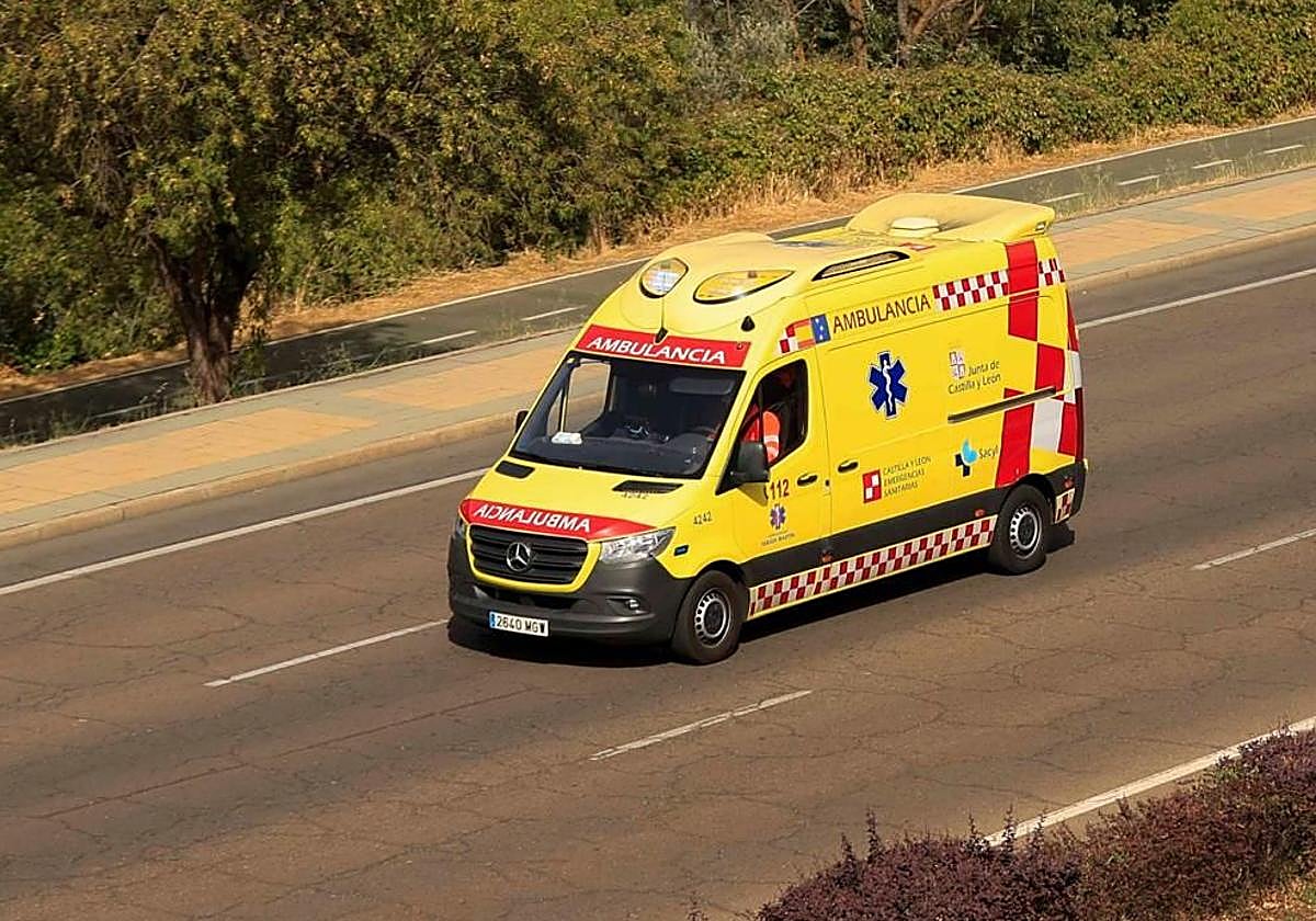 Imagen de archivo de una ambulancia en Burgos