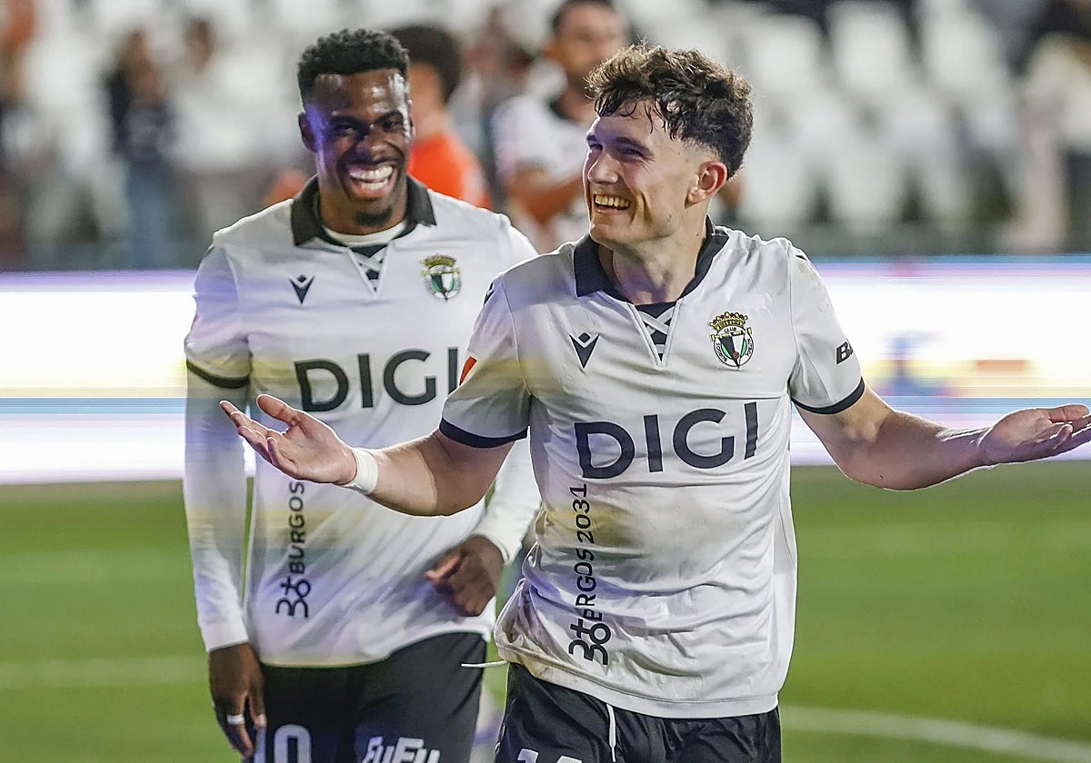 Appin y David, felices por el tanto del segundo ante la Real Sociedad B.