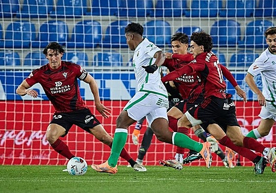 Imagen del partido del Mirandés y el Racing.