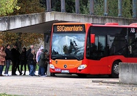Imagen de archivo de uno de los autobuses urbanos en el cementerio de Burgos.