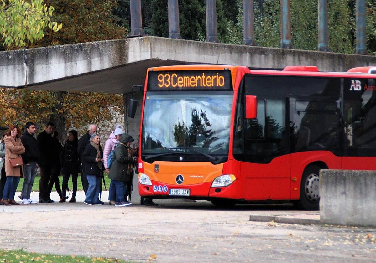 Imagen de archivo de uno de los autobuses urbanos en el cementerio de Burgos.