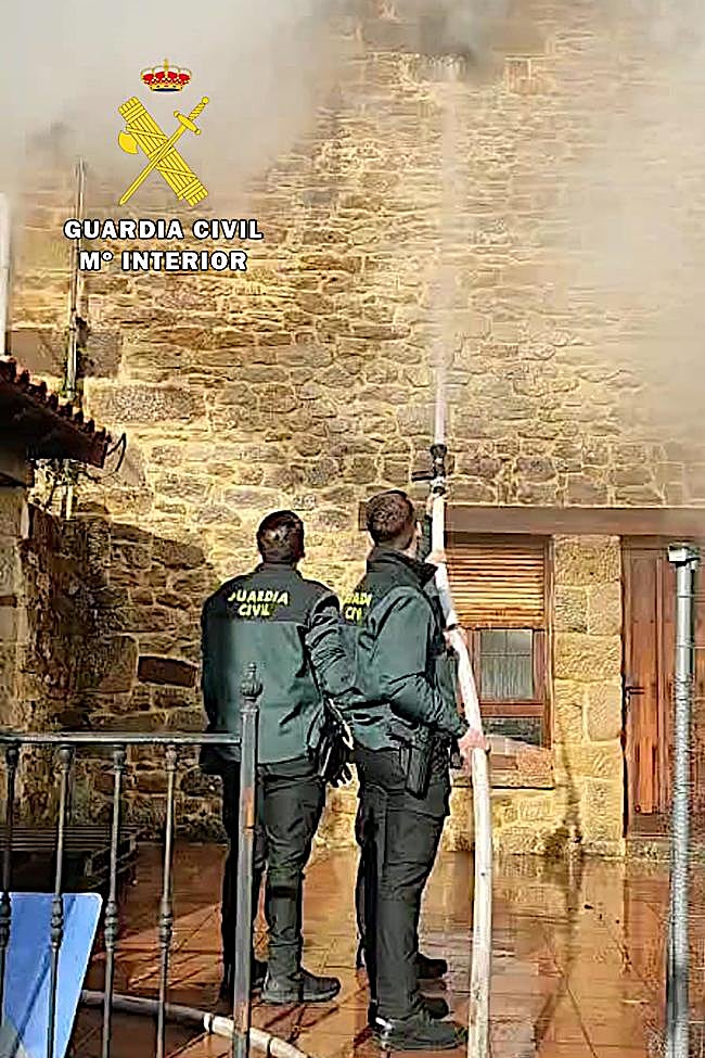 Trabajos de extinción de las llamas.