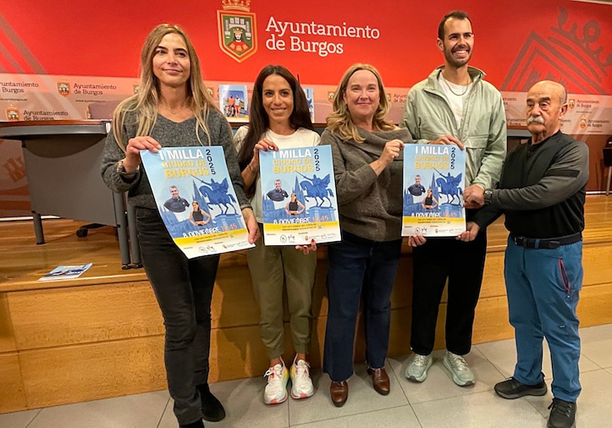 Los atletas Lidia Campo y Dani Arce, junto a la alcaldesa y Furones.