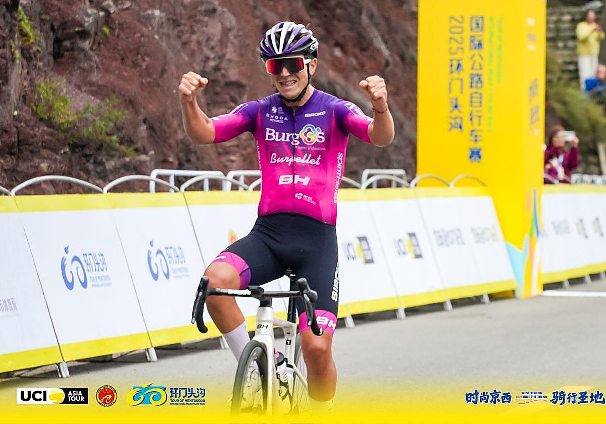 Carlos García Pierna celebra su primera victoria profesional lograda en China.