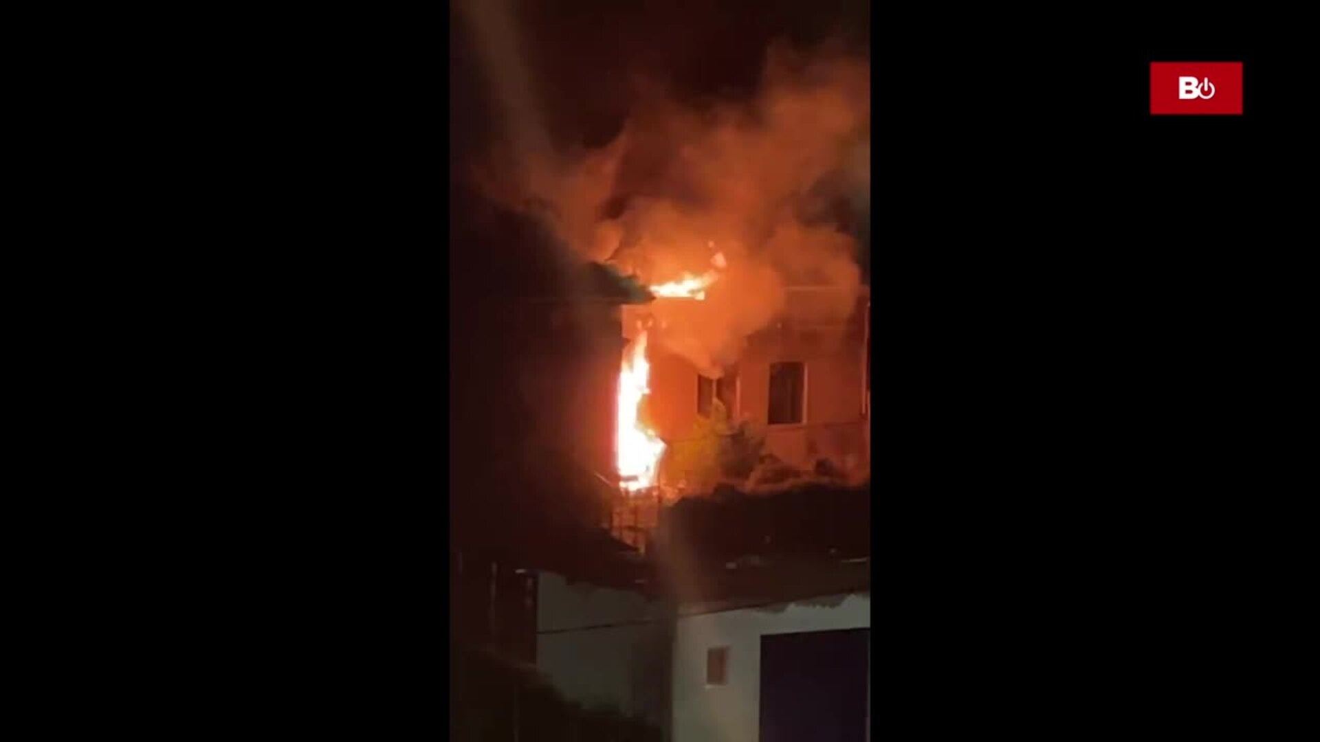 El fuego devora una casa en Miranda de Ebro
