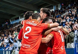Los jugadores del Burgos CF celebran un gol