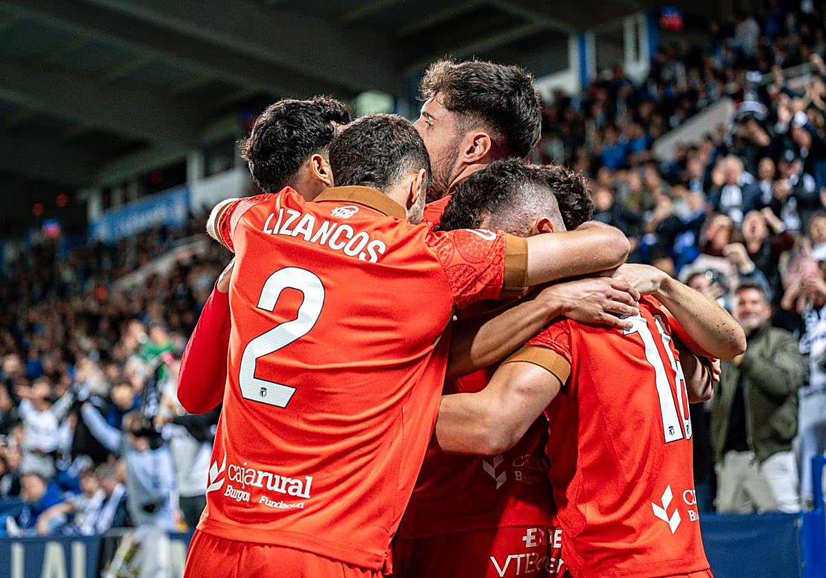 Los jugadores del Burgos CF celebran un gol.