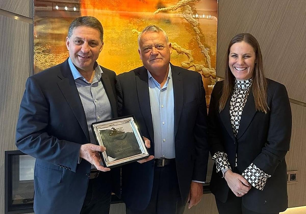 Haim Bilbas y Shiri Steinhardt Sela a ambos lados de Lorenzo Rodríguez, alcalde de Castrillo Mota de Judíos.