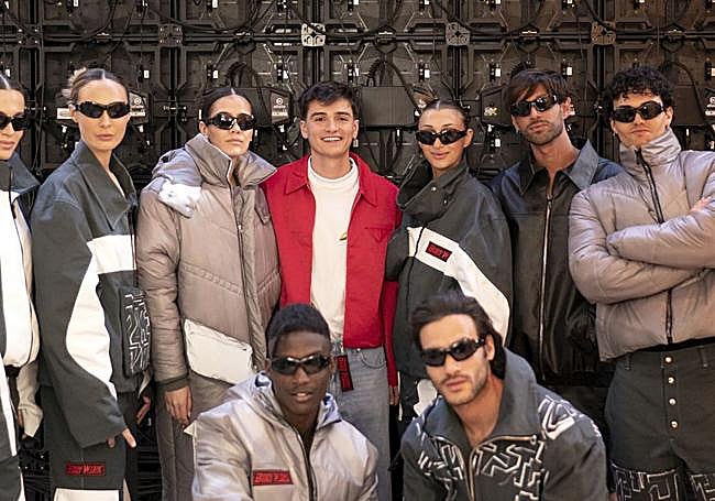 En el centro, de rojo, Manuel Pérez, diseñador burgalés ganador de la Pasarela Uniendo Moda Castilla y León.