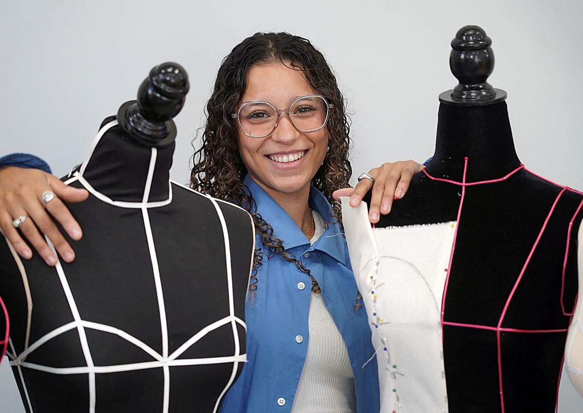 Imagen secundaria 1 - Lucía Peguero, joven diseñadora vallisoletana ganadora de la Pasarela Uniendo Moda Castilla y León. 
