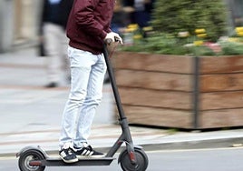 Imagen de archivo de un patinete eléctrico circulando.