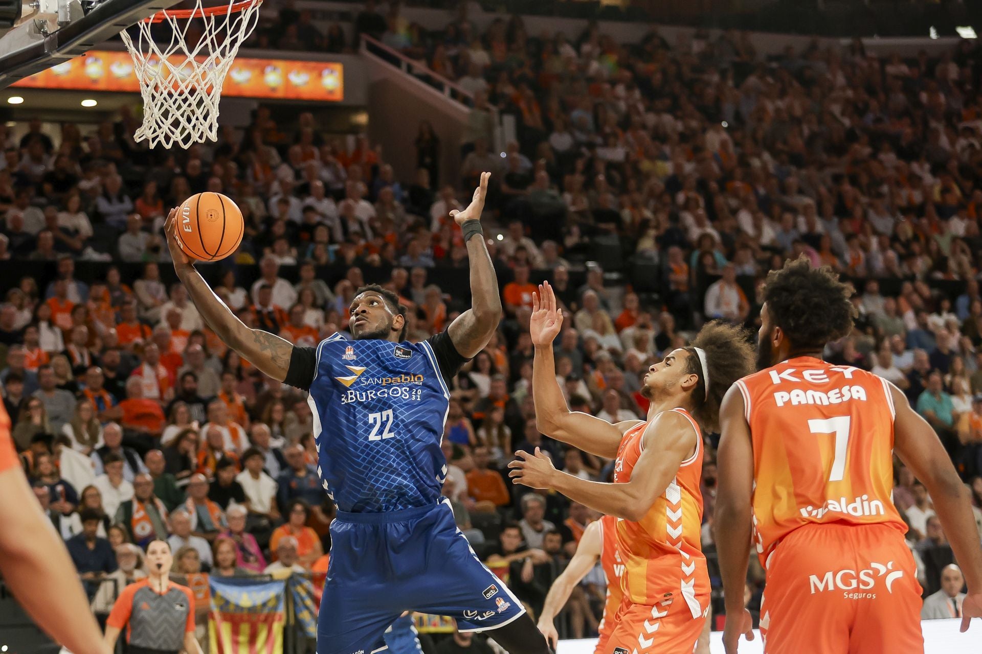 La derrota del San Pablo frente al Valencia Basket en imágenes