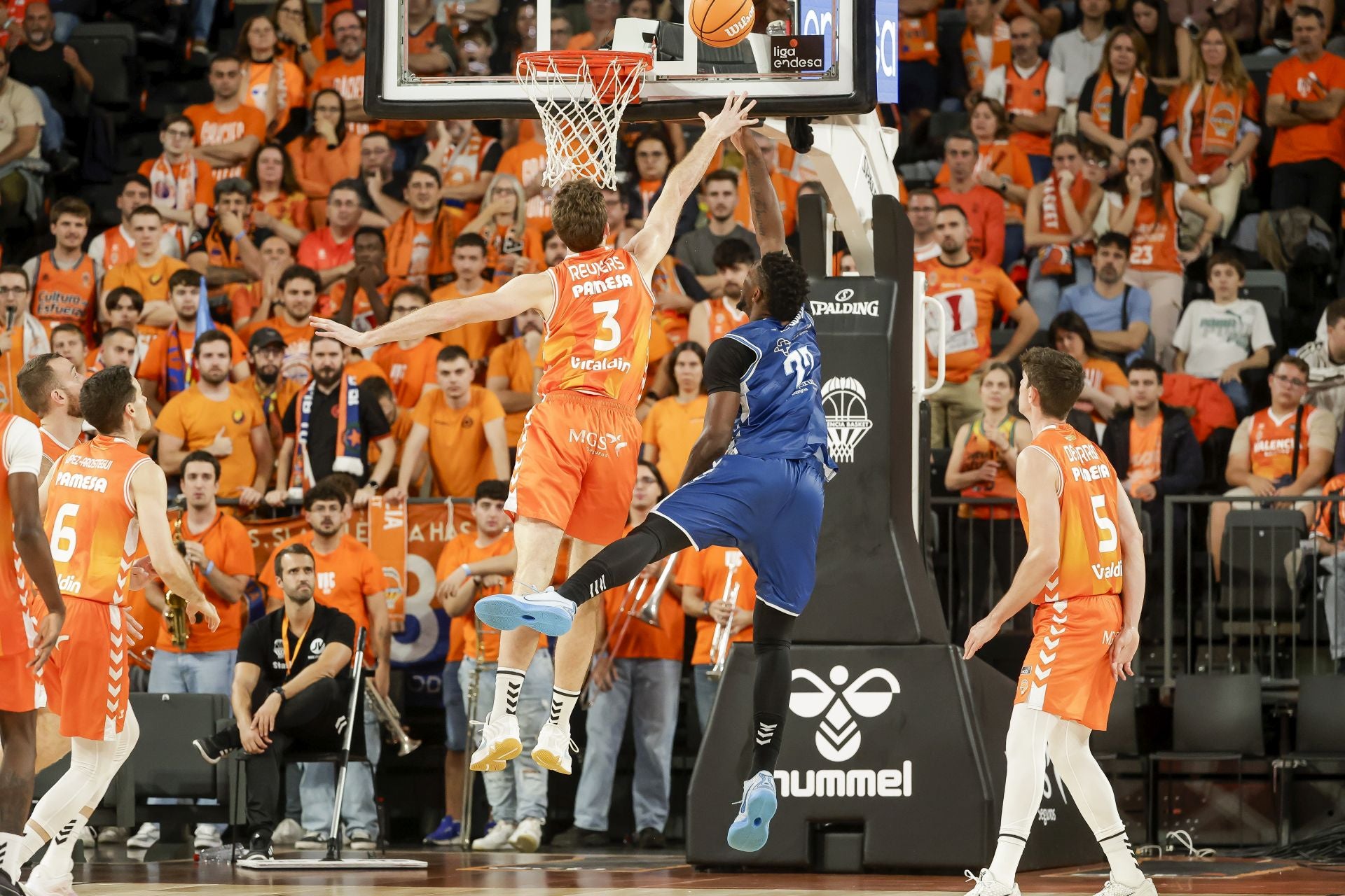 La derrota del San Pablo frente al Valencia Basket en imágenes