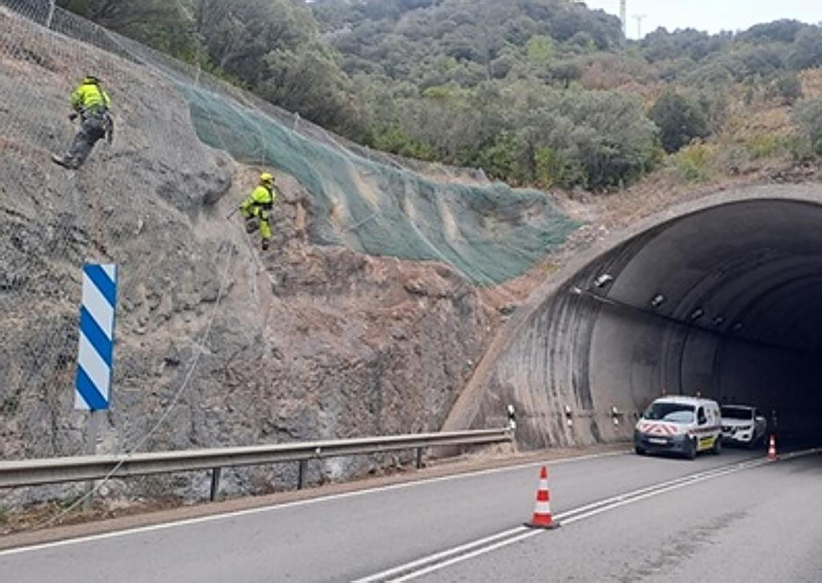 Imagen secundaria 1 - Extendido de hormigón bituminoso en N-629, km 32. Quintanilla Pienza, protección de taludes en N-232, km 510. Túneles de Oña y desbroce y tala en N-629, km 9. Trespaderne.