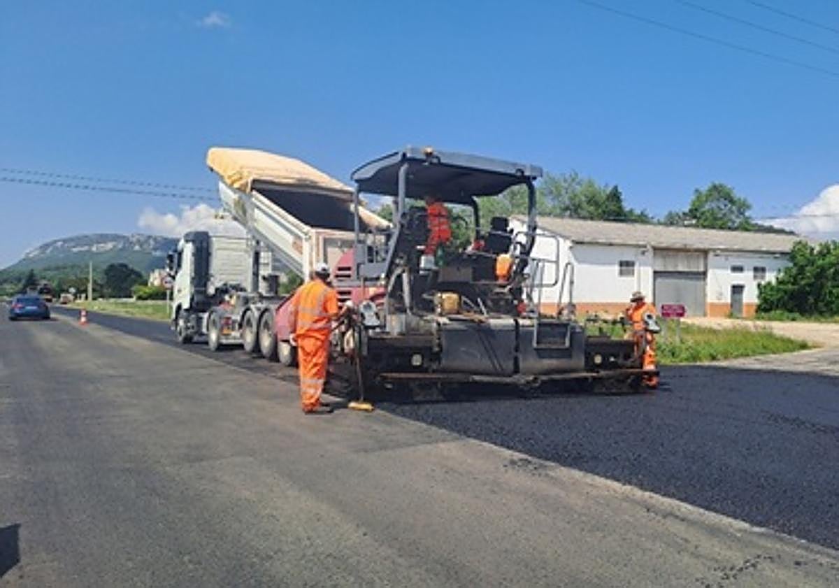 Imagen principal - Extendido de hormigón bituminoso en N-629, km 32. Quintanilla Pienza, protección de taludes en N-232, km 510. Túneles de Oña y desbroce y tala en N-629, km 9. Trespaderne.