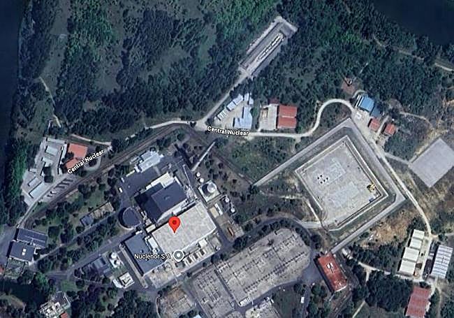 Vista desde el aire de la central, con los barracones en la parte más alta entre los árboles.