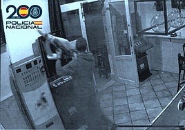 El ahora detenido cuando robaba presuntamente la cesta de Navidad de un bar de Miranda.