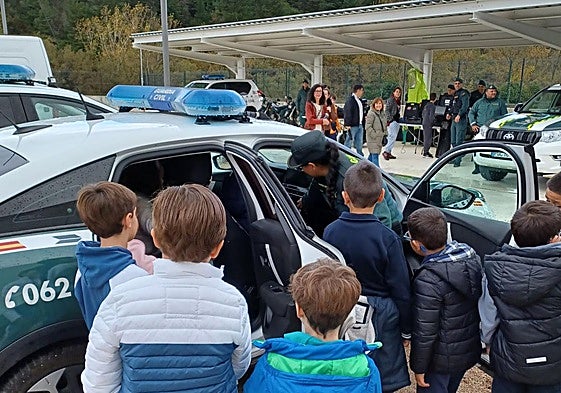 Más de 300 escolares conocen el nuevo cuartel de la Guardia Civil de Villasana de Mena