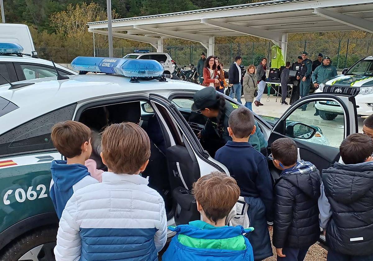 Más de 300 escolares conocen el nuevo cuartel de la Guardia Civil de Villasana de Mena