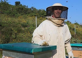Aitor en su colmenar de Rábanos, Burgos.
