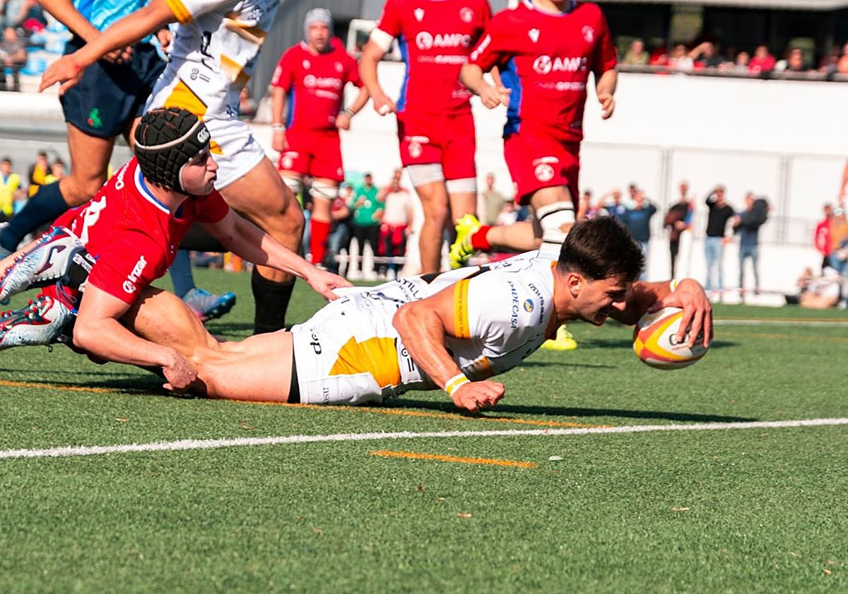 Lander Gömez, anotando un ensayo ante el Ampo Ordizia.