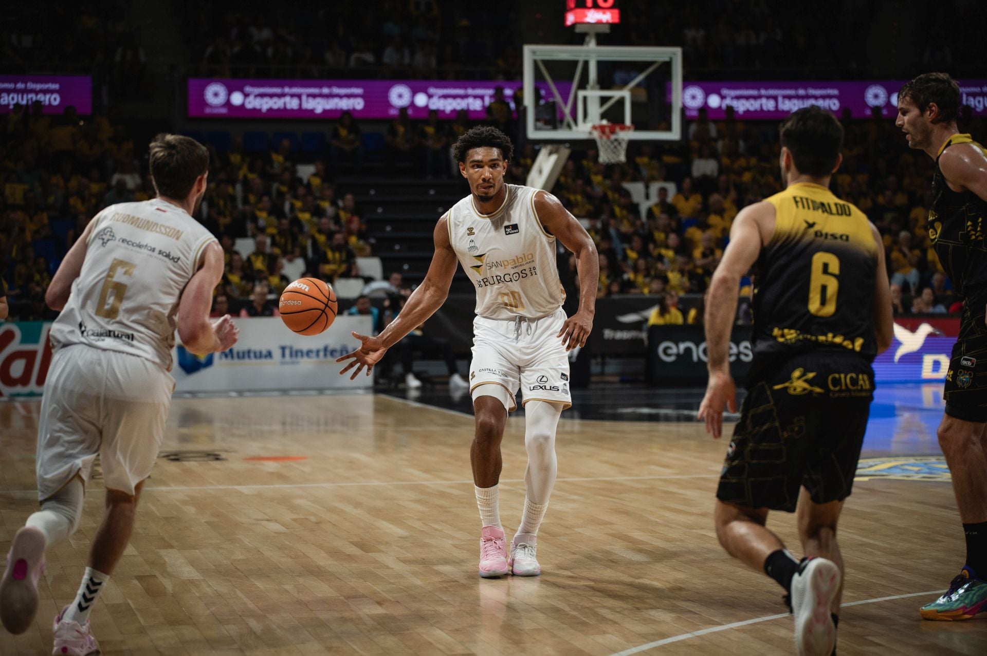 El partido entre La Laguna Tenerife y el San Pablo Burgos, en imágenes