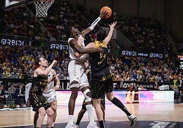 Instante del partido entre La Laguna Tenerife y el San Pablo Burgos