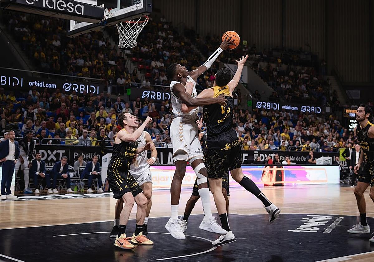 El partido entre La Laguna Tenerife y el San Pablo Burgos, en imágenes