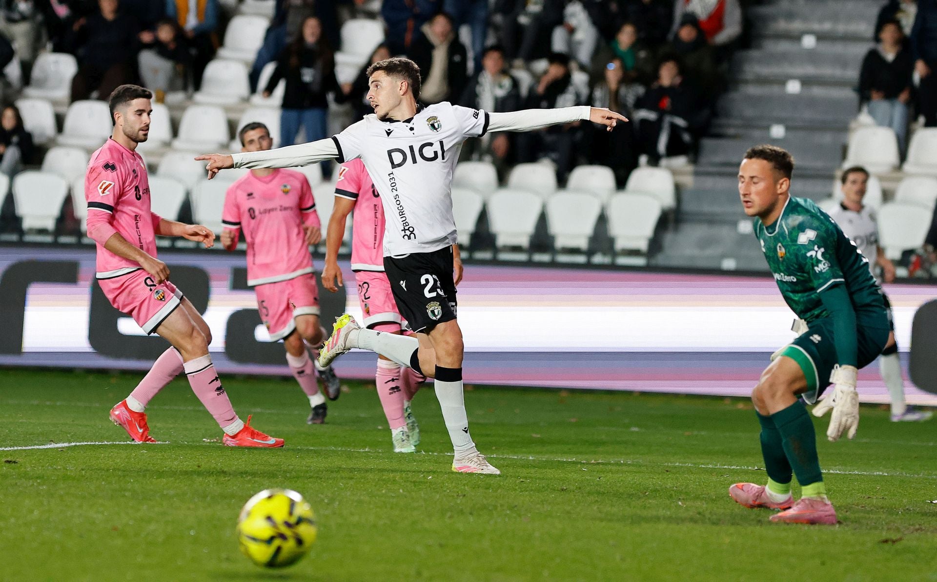 El partido entre el Burgos CF y el Castellón, en imágenes