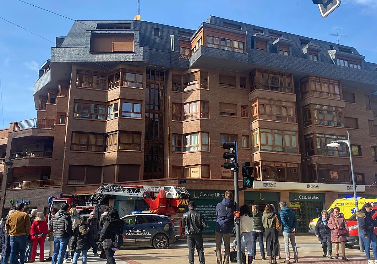 Decenas de vecinos se arremolinaron alrededor del edificio del centro de Burgos donde se produjo el incidente sanitario.
