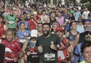Un médico de Burgos asiste a un corredor en plena carrera Behobia-San Sebastián