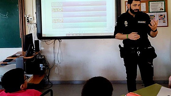 La Policía Nacional de Aranda refuerza su presencia en las aulas para detectar conductas de acoso escolar