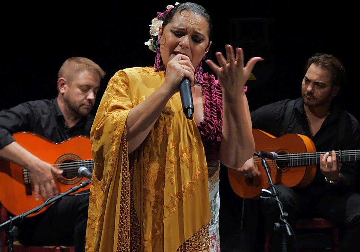 Imagen principal - Arriba, Carmen Macareno; abajo a la izda. espectáculo 'Cocoloco y Mariflor' y a su dcha. ExplosiónConfeti.