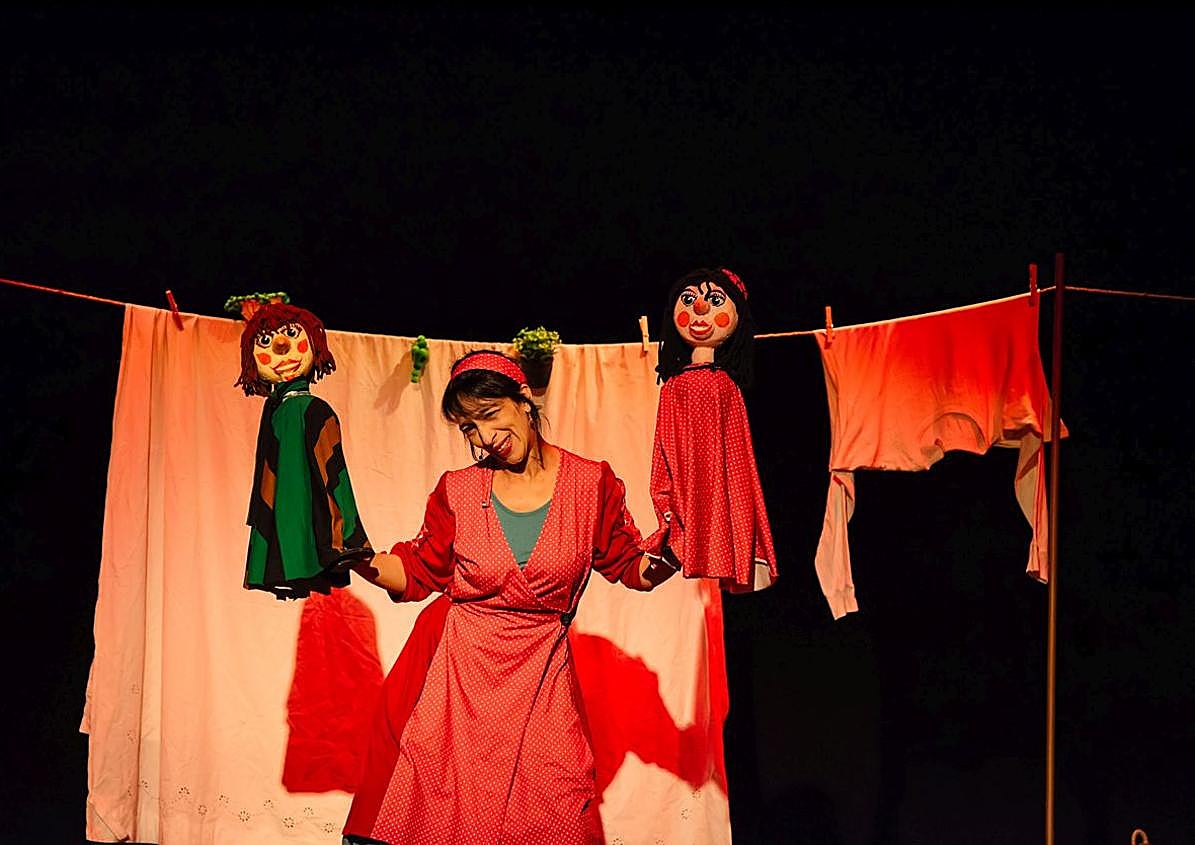 Imagen secundaria 1 - Arriba, Carmen Macareno; abajo a la izda. espectáculo 'Cocoloco y Mariflor' y a su dcha. ExplosiónConfeti.