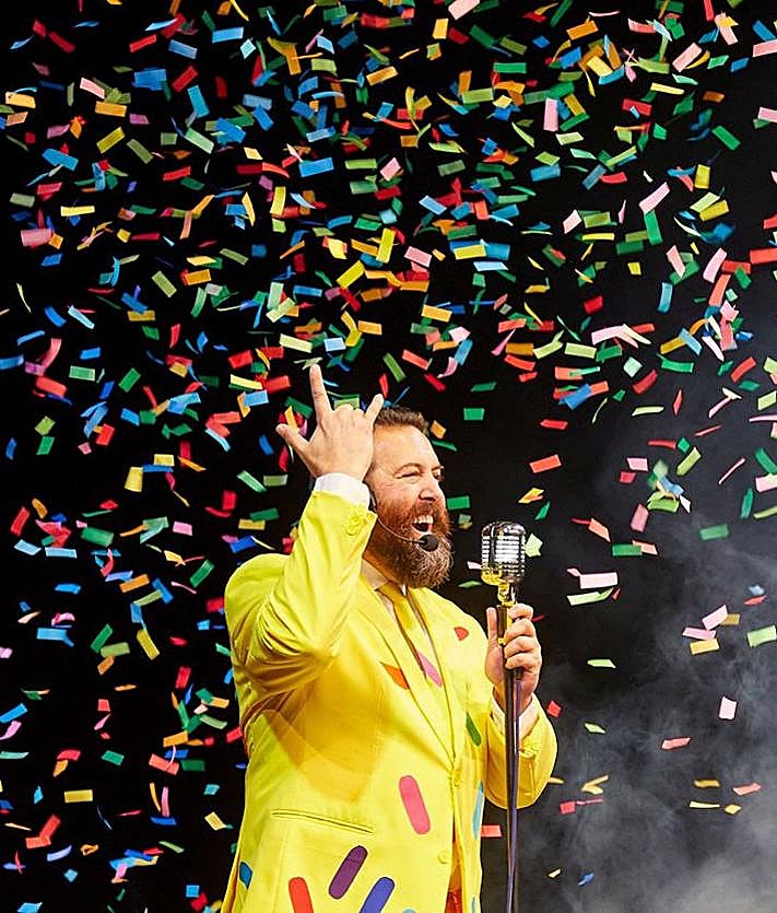 Imagen secundaria 2 - Arriba, Carmen Macareno; abajo a la izda. espectáculo 'Cocoloco y Mariflor' y a su dcha. ExplosiónConfeti.