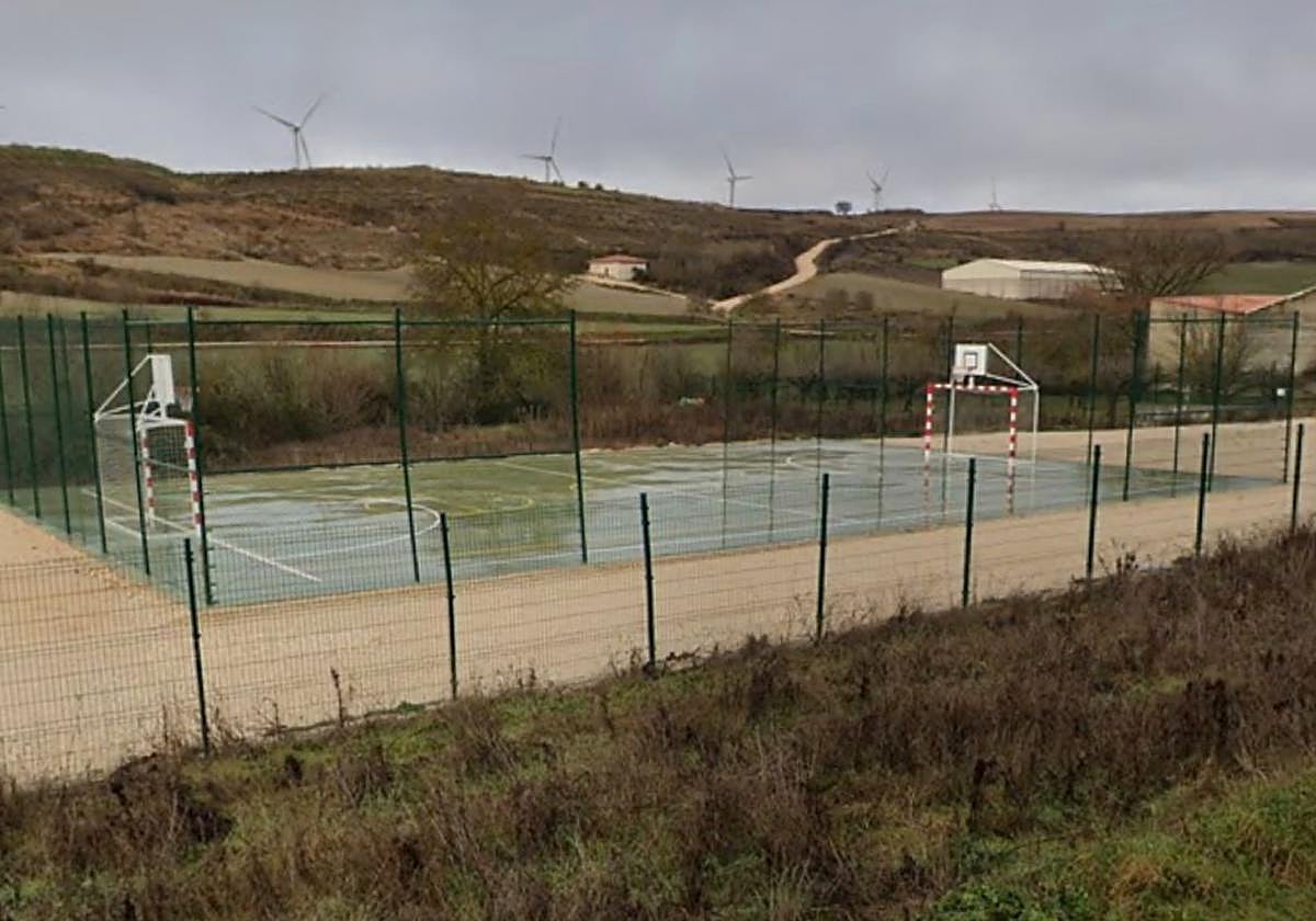 Parcela en la que irá la pista que actualmente cuenta con otra de baloncesto.