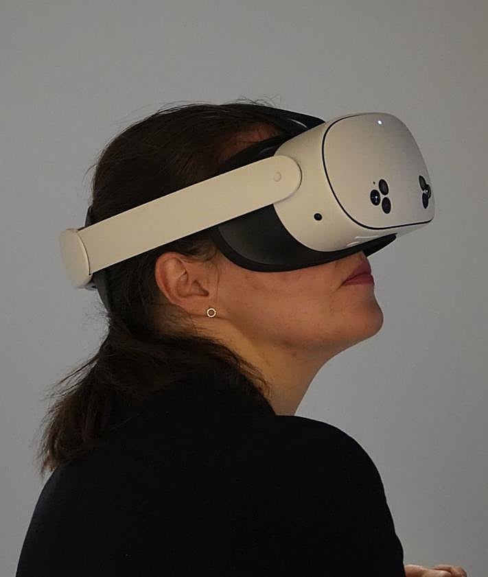 Imagen secundaria 2 - Asistentes a la exposición con las gafas de realidad virtual y presentación de la misma. 