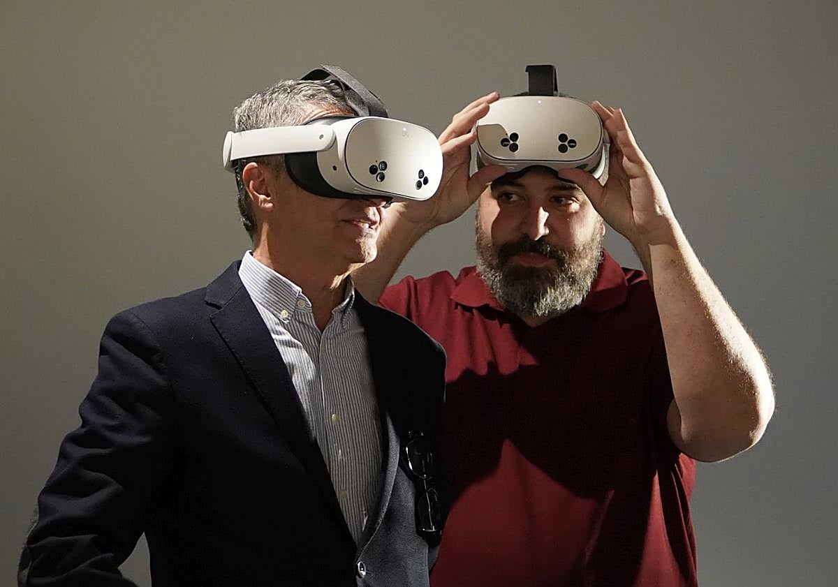Imagen principal - Asistentes a la exposición con las gafas de realidad virtual y presentación de la misma. 