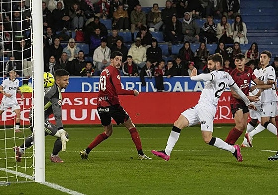 Momento en que Mario marca el 0-1 ante el CD Mirándés
