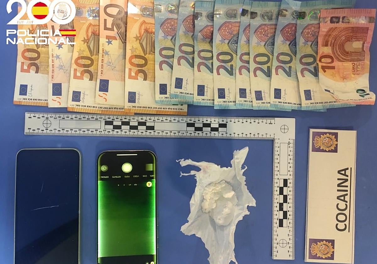 Cocaína, dinero y móviles aprehendidos durante el registro.