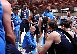 Jordi Juste da instrucciones a sus pupilos.